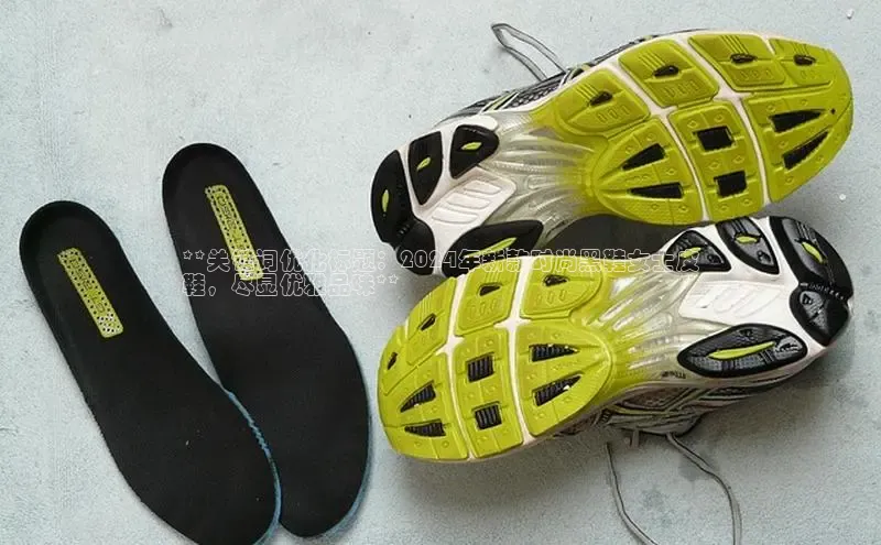 b体育(中国)官方网站百家号**关键词优化标题：2024年新款时尚黑鞋女士皮
鞋，尽显优雅品味**